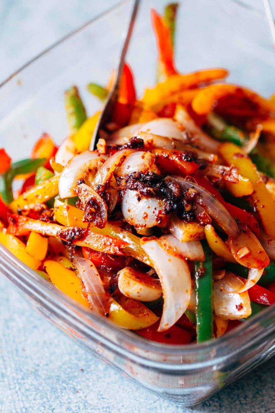 Chicken Fajita Meal Prep Lunch Bowls are teamed with cilantro lime quinoa and is a healthy, tasty, fast recipe to make lunch prep for weekdays super easy!