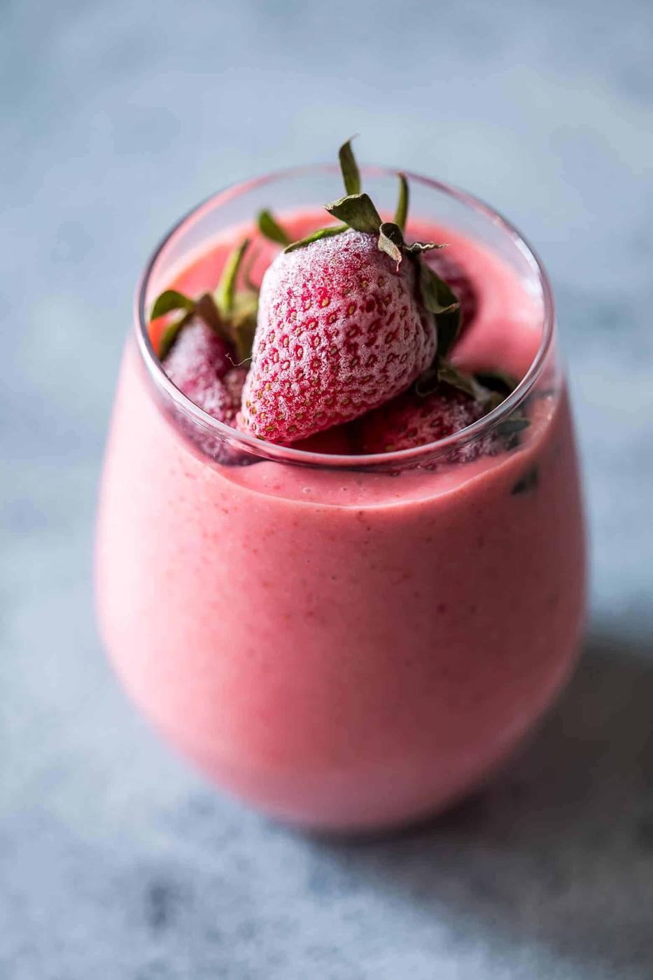 Frozen strawberry greek yogurt smoothie is thick, creamy and utterly delicious! This strawberry smoothie with yogurt is the perfect protein and nutrient rich 10 minute breakfast for busy days.