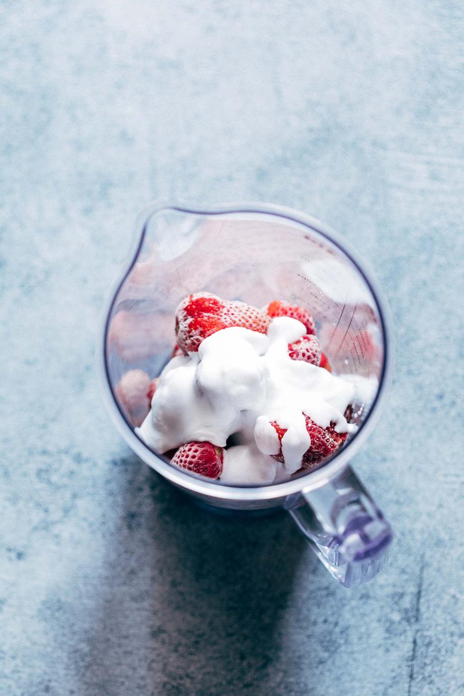Frozen strawberry greek yogurt smoothie is thick, creamy and utterly delicious! This strawberry smoothie with yogurt is the perfect protein and nutrient rich 10 minute breakfast for busy days.
