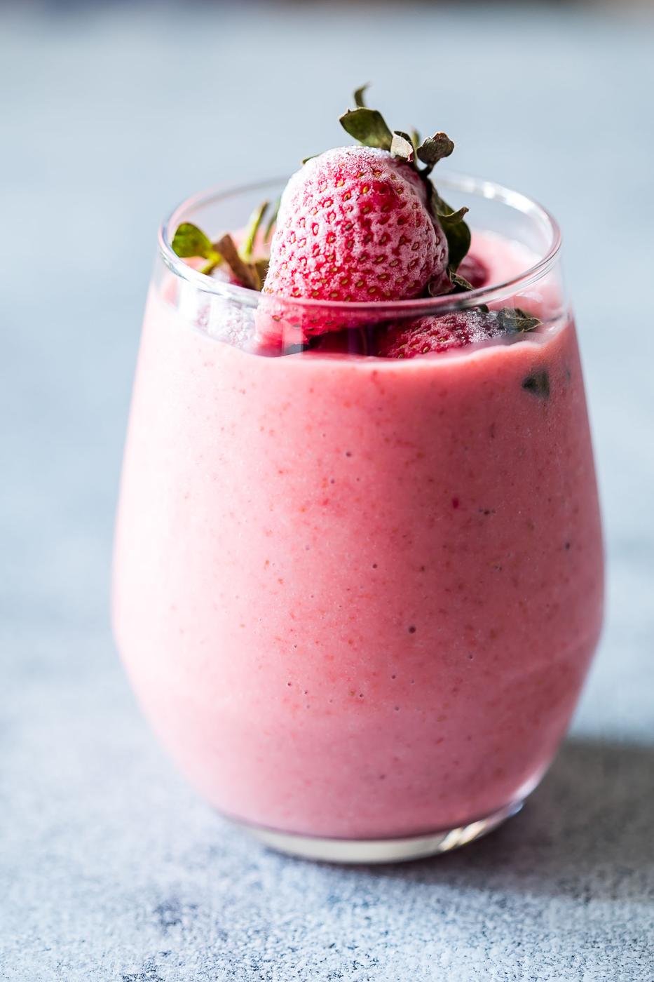 Frozen strawberry greek yogurt smoothie is thick, creamy and utterly delicious! This strawberry smoothie with yogurt is the perfect protein and nutrient rich 10 minute breakfast for busy days.