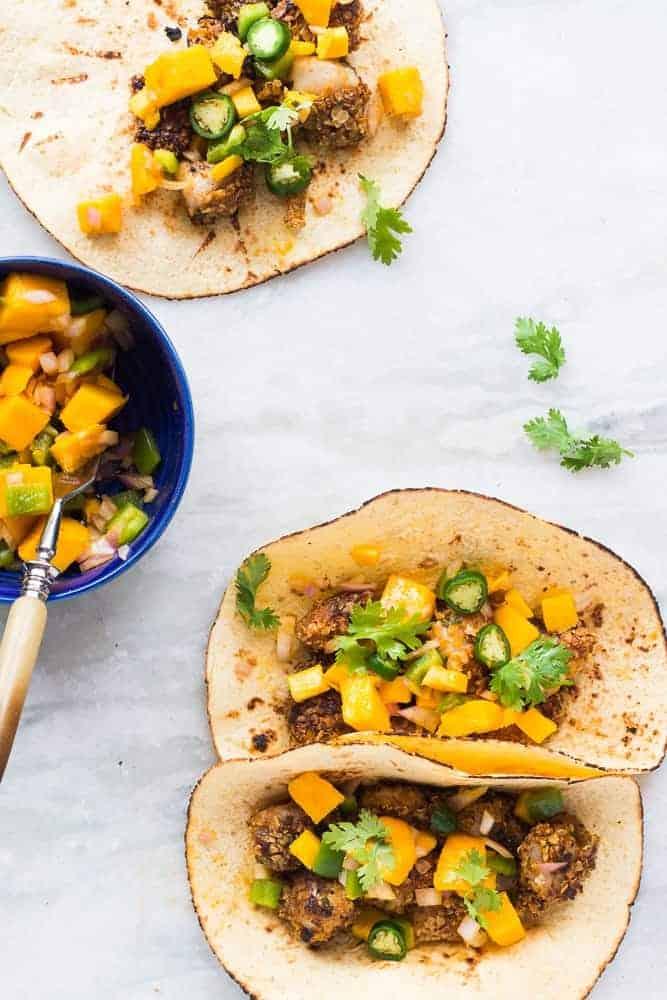This recipe for super easy, healthy oats crusted fish tacos takes ONLY 15 mins from start to finish. Use cod, tilapia, red snapper or any other white fish. Instead of the usual cabbage slaw, I topped these with cilantro mango salsa for extra zing! Perfect for your next dinner/barbecue this summer!