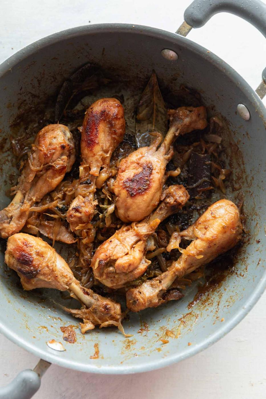 Picture of onion chicken in a grey pan
