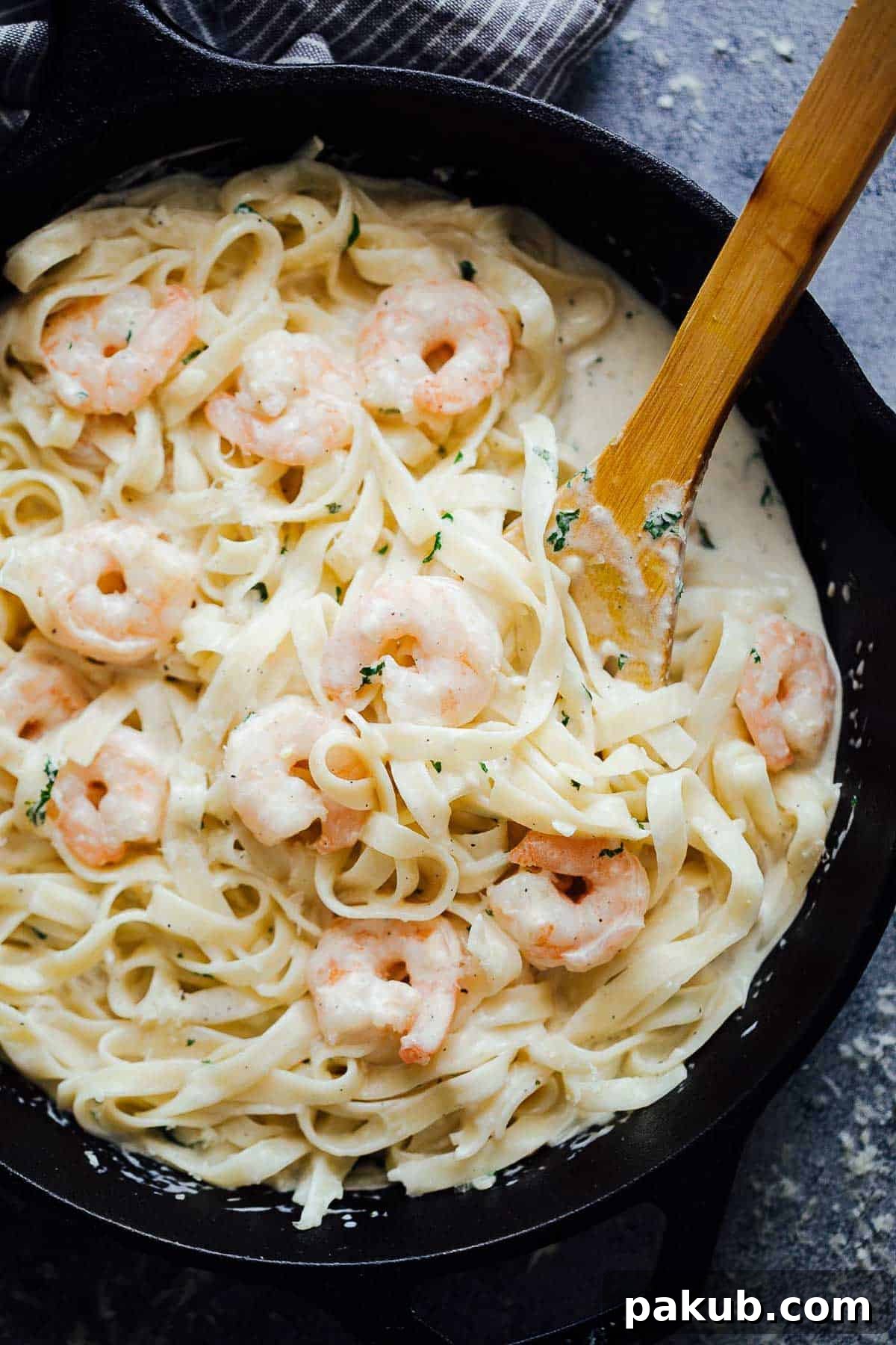 Crafting Creamy Prawn Scampi Pasta A Visual Guide 2 A beautifully plated bowl of creamy prawn scampi pasta, garnished with fresh parsley.