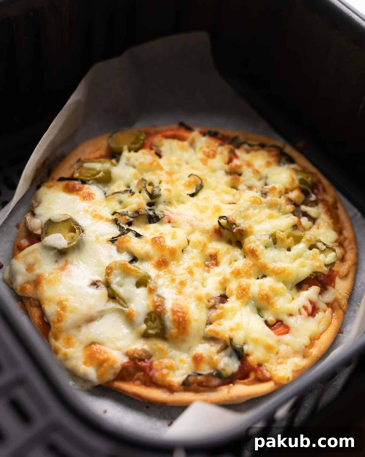 Quick Yeast-Free Air Fryer Pizza 2 A mouth-watering no-yeast pizza with a golden, crispy crust and bubbly melted cheese, freshly cooked in an air fryer.