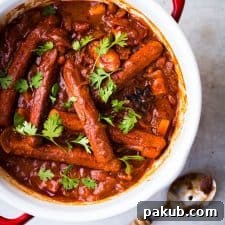 Tek Tencere Köri Kokusu: Sosisli Patates 3 One Pot Curried Sausages and Potatoes garnished with coriander.